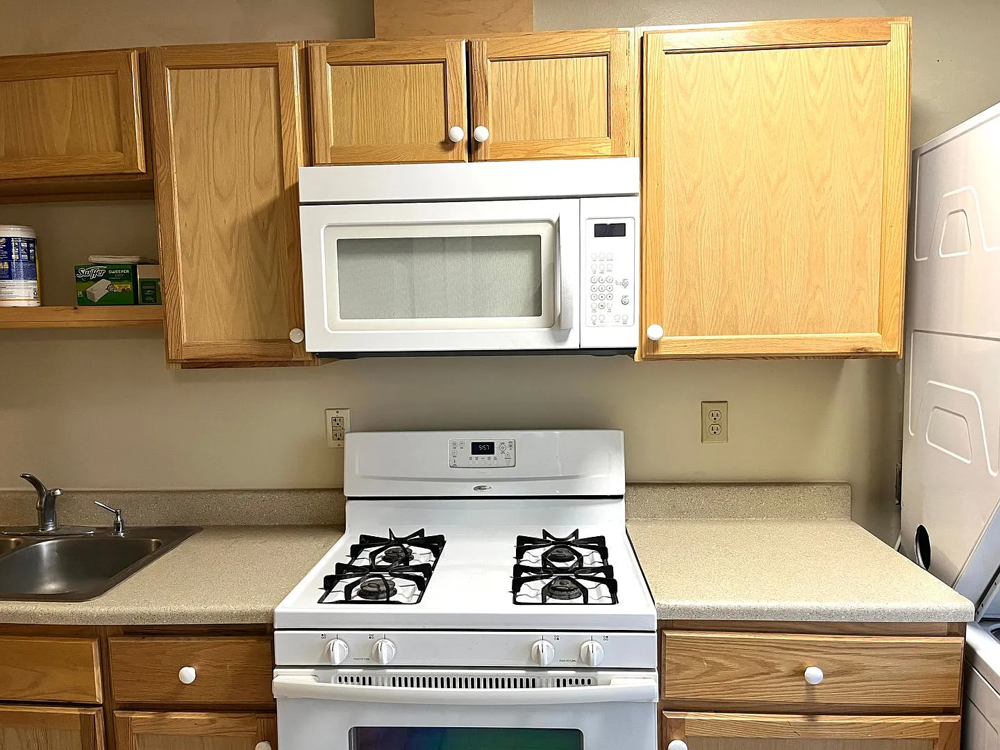 Beautiful 2 Bed - 1 Baths Apartment Part Of A Triplex — Photo 2
