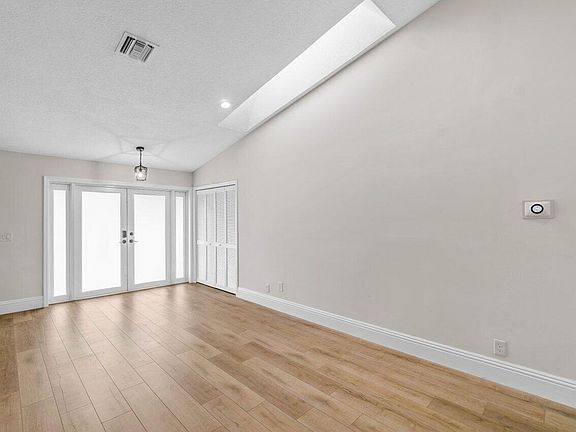 2nd image of 4593 Ellwood Dr