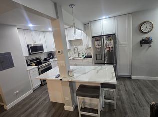 10711 5th #404, Willowbrook, IL 60527