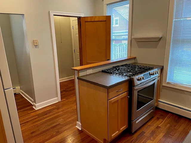 4 bed, 2100 sqft, $2,750 — Photo 3