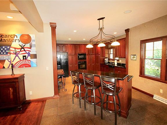 4th image of 8437 Highlands Dr