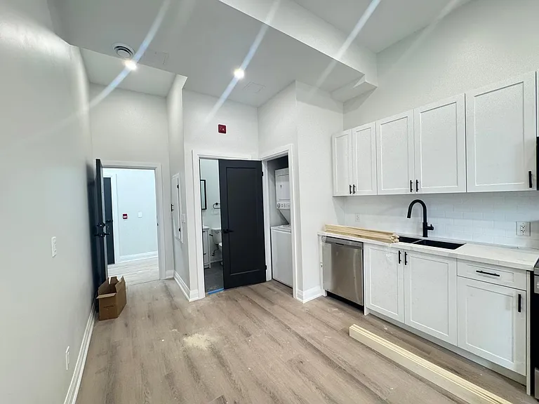 208 King St E #1 — Photo 4