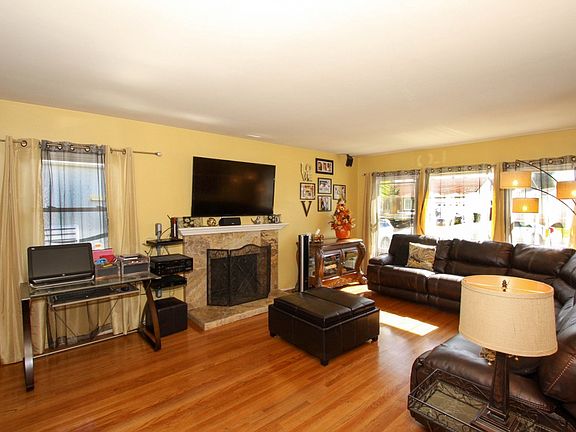2nd image of 1039 E Thelborn St