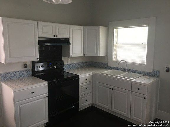 4th image of 2822 Perez St