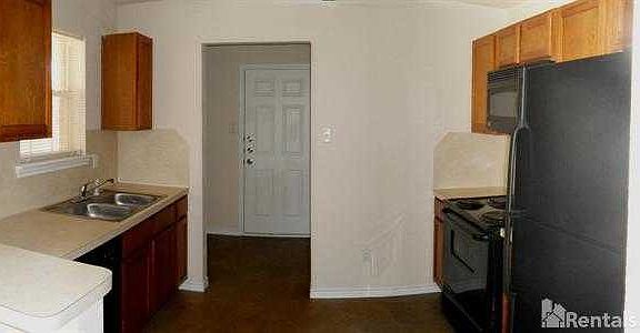 5th image of 4002 Cambridge Dr APT B