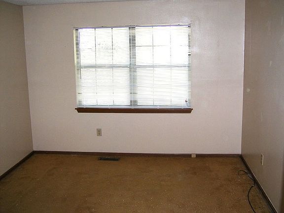 4th image of 10215 W 85th St