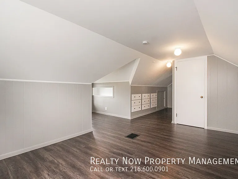 11912 Derby Ave — Photo 7