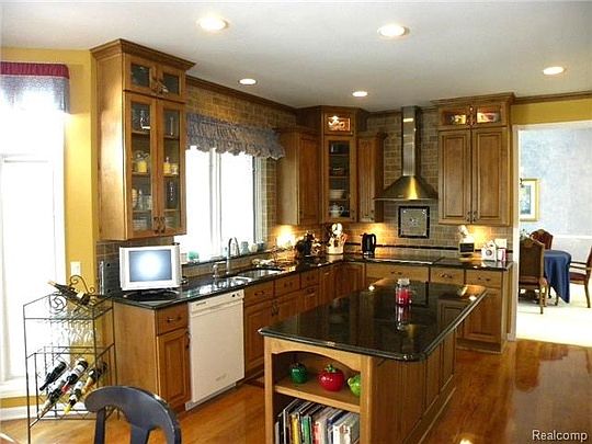 5th image of 22438 Paddington Ct