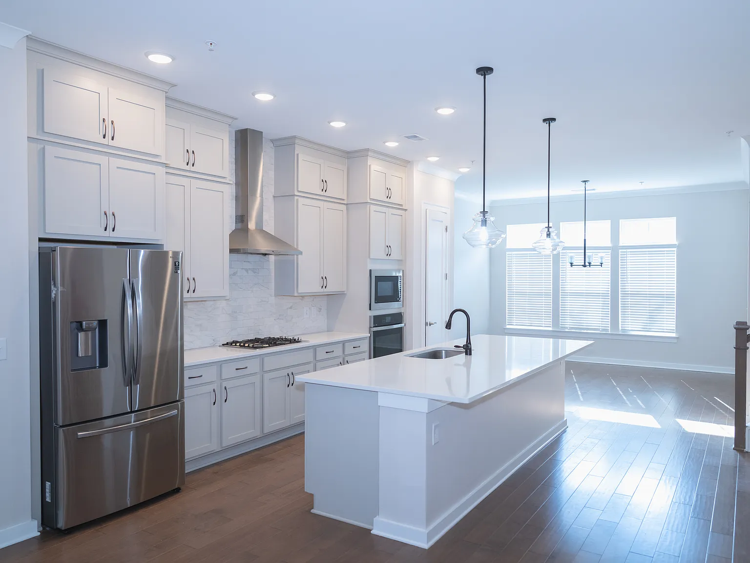 4 bed, 2400 sqft, $3,795 — Photo 3