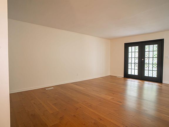 3rd image of 1159 Wesleyan Dr