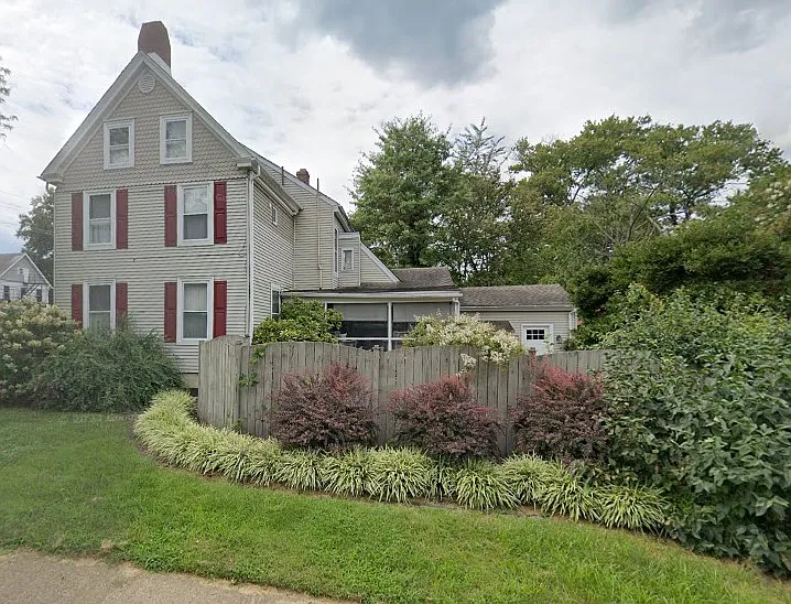 176 W Main St