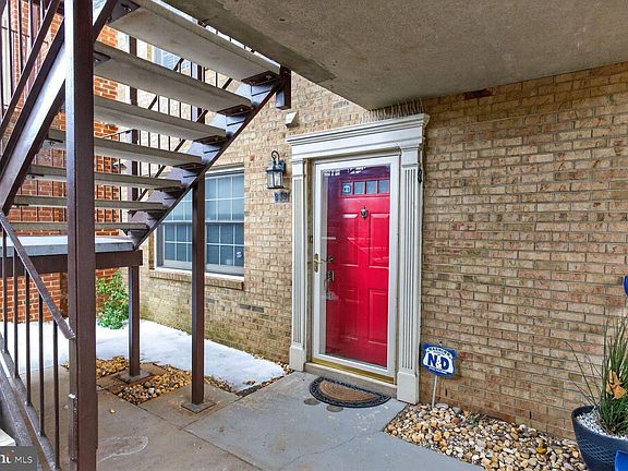 3rd image of 939 S Scott St #1