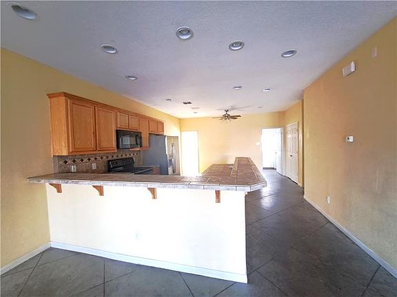 4th image of 900 Oakwood Ave