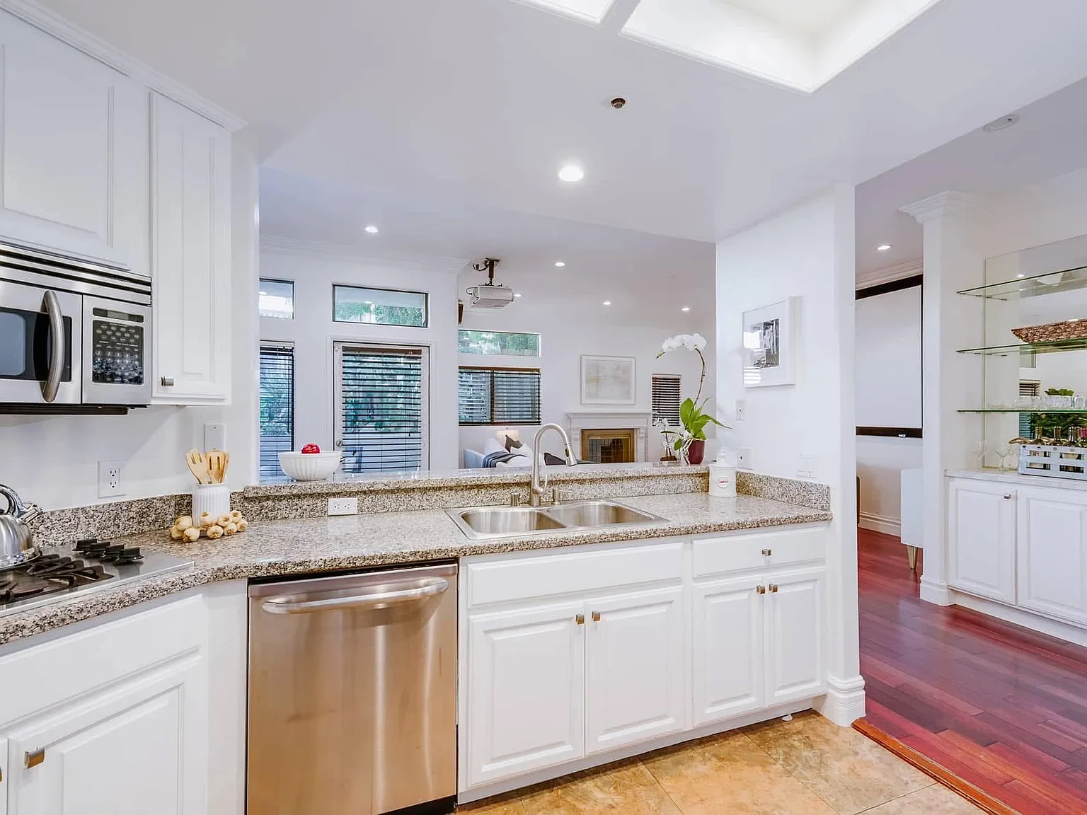2 bed, 2.5 bath, 1584 sqft, $5,250 — Photo 4