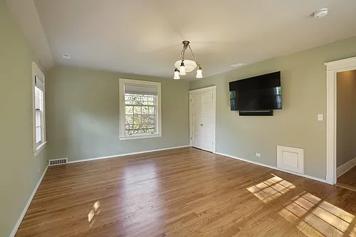 1100 Crescent Ln Photo 1
