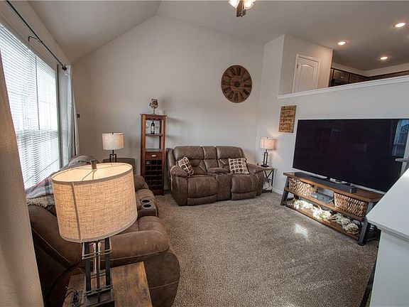 4th image of 715 Shane Ln