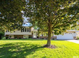436 Idlewhile Dr, Farmington, IL 61531