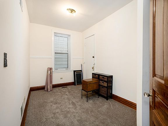 3rd image of 1247 W Wellington Ave #1F