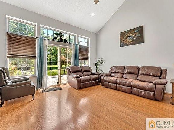 4th image of 12 Breckenridge Ln