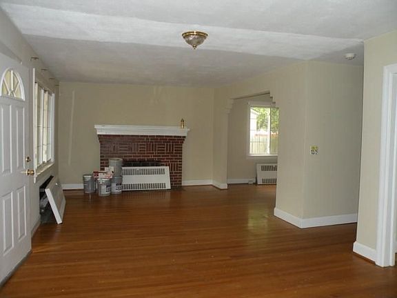 4th image of 921 Staunton Ave NW
