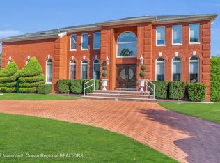 4 Brentwood Dr, Manalapan, NJ 07726