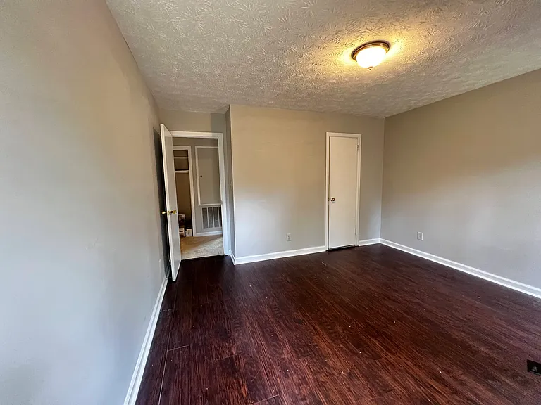 436 Eastdale Rd S — Photo 4