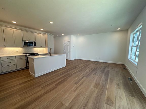 3rd image of 7C Dearborn Circle