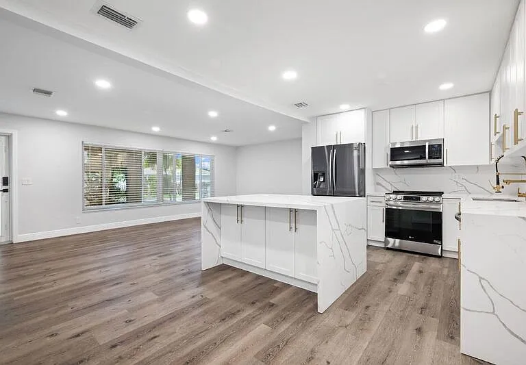 2298 NE 4th Ave — Photo 12
