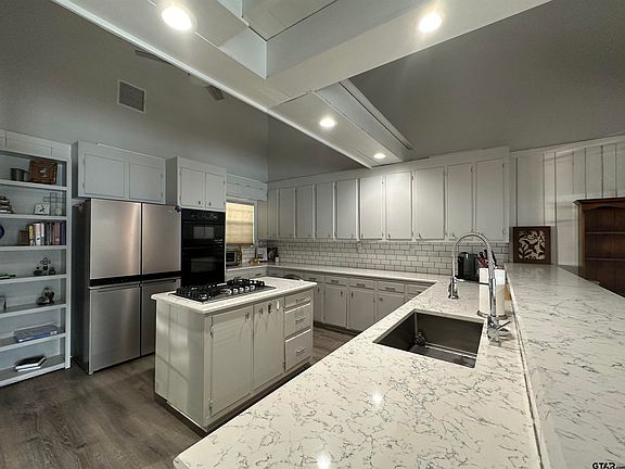 2nd image of 1701 Lakeshore Dr
