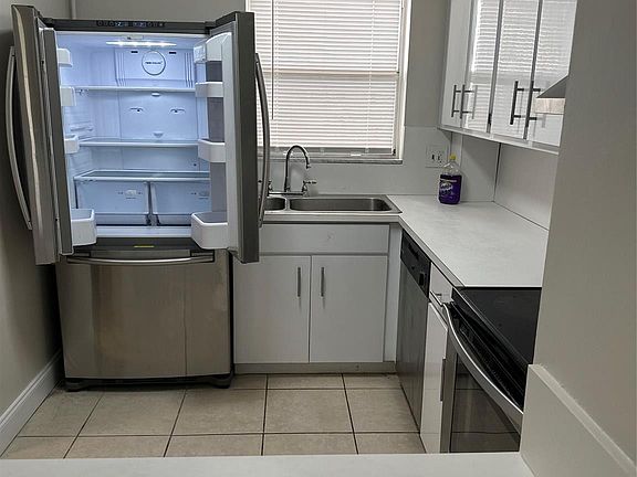 4th image of 941 Crystal Lake Drive #201