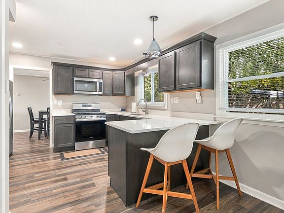 5th image of 699 Saint Andrews Dr