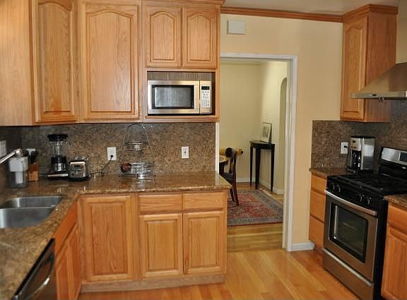 4th image of 431 Richmond Ave