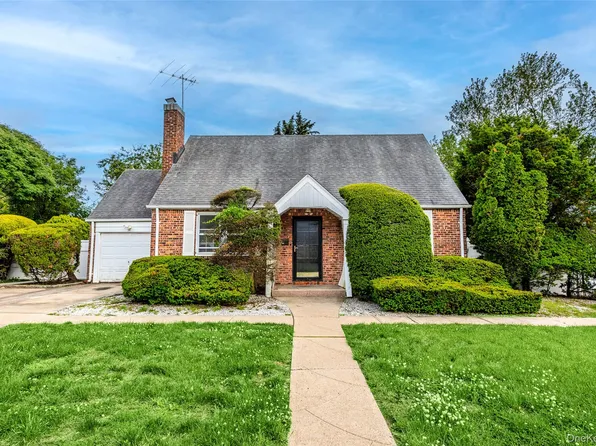 674 Henry Street, Uniondale, NY 11553