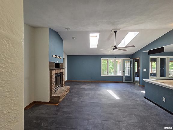3rd image of 704 Bayside Cir