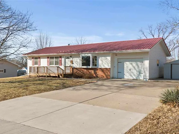 825 7th St, Kalona, IA 52247
