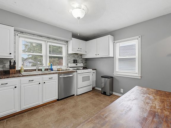 5th image of 402 SW 7th Ave
