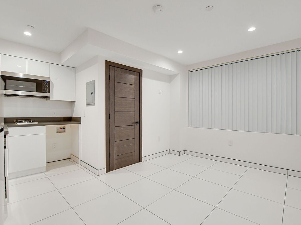 1st image of 946 S Ridgeley Dr #106