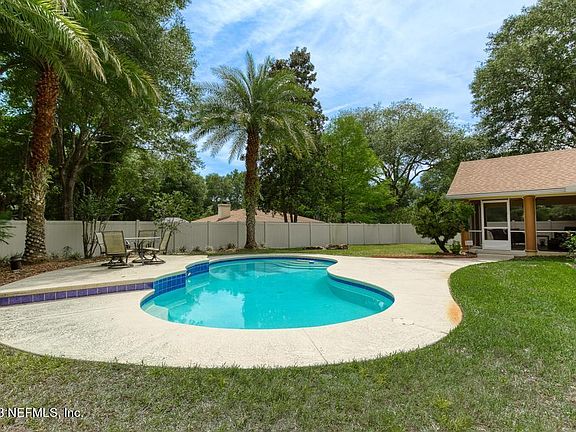 4th image of 749 CHARMWOOD Drive