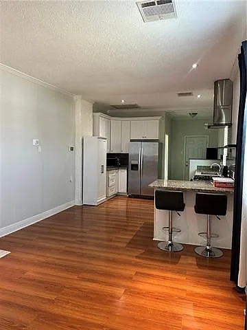3 bed, 2.0 bath, 1216 sqft, $2,200 — Photo 4