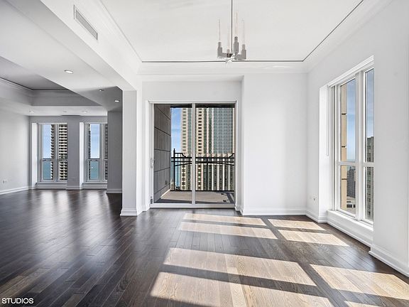 4th image of 11 E Walton St APT 4001