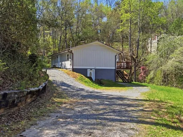 28 Peace Valley Ln, Franklin, NC 28734