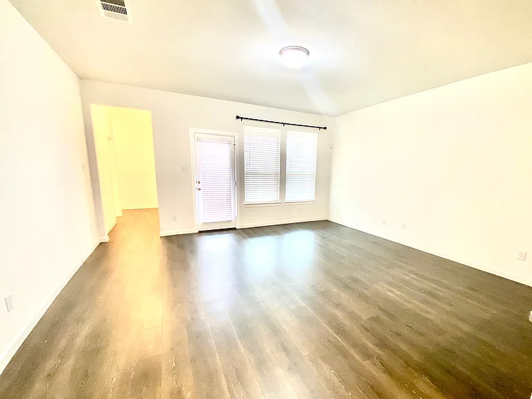 166 Camelia St — Photo 3
