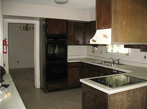 3rd image of 4025 S Pin Oak Ave