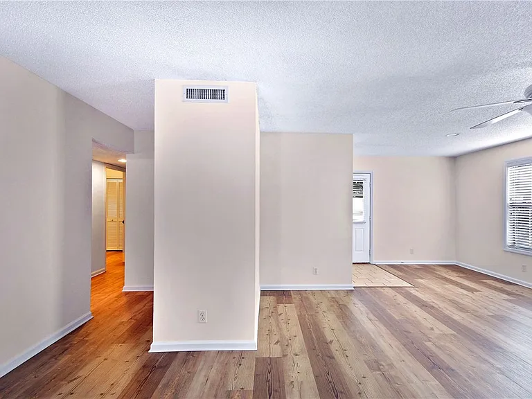 907 E Island Square Dr — Photo 4
