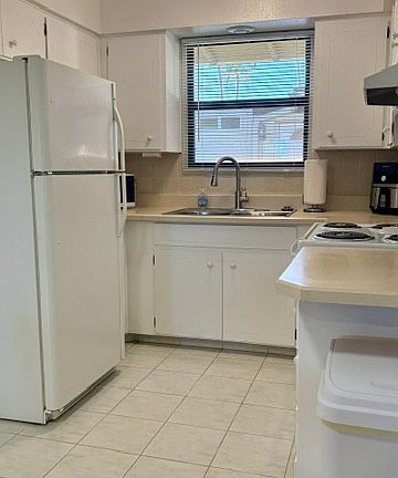 Kitchen does not have a dishwasher!