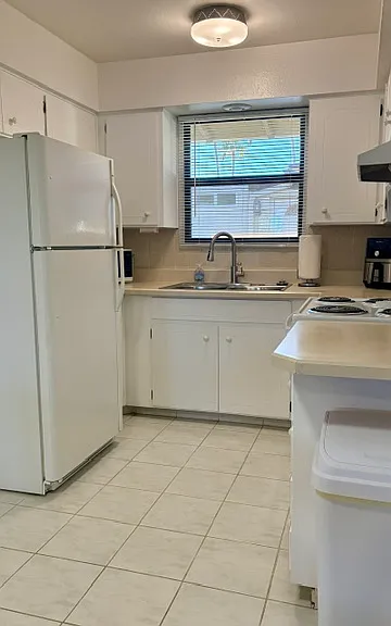 Kitchen does not have a dishwasher!