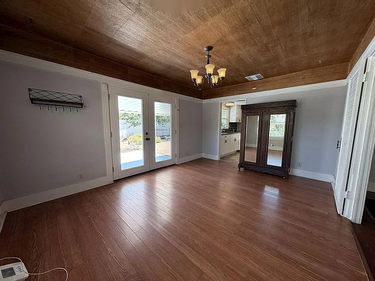 1320 E Colton Ave — Photo 7