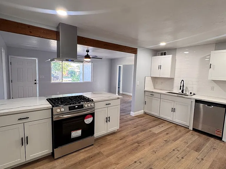2719 E Norwich Ave — Photo 8