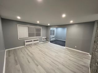 61-32 219th St FLOOR 3, Oakland Gardens, NY 11364