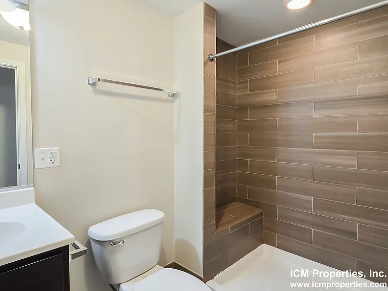 4645 N Wolcott Ave #G — Photo 3